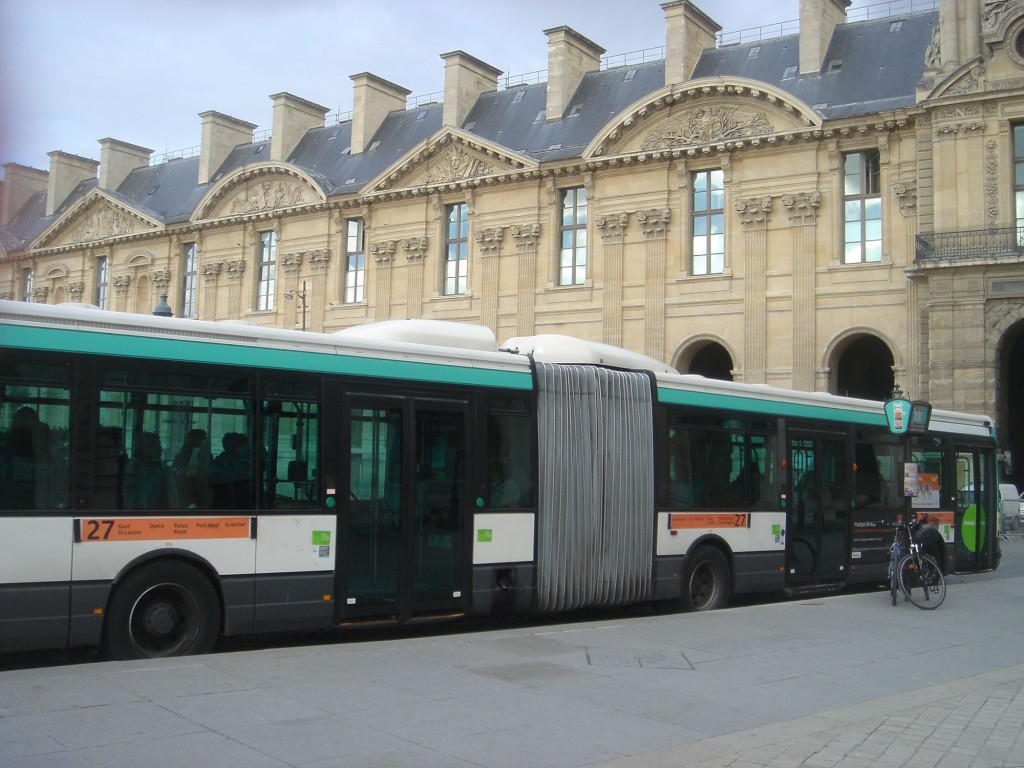 buses-in-paris-aussie-in-france